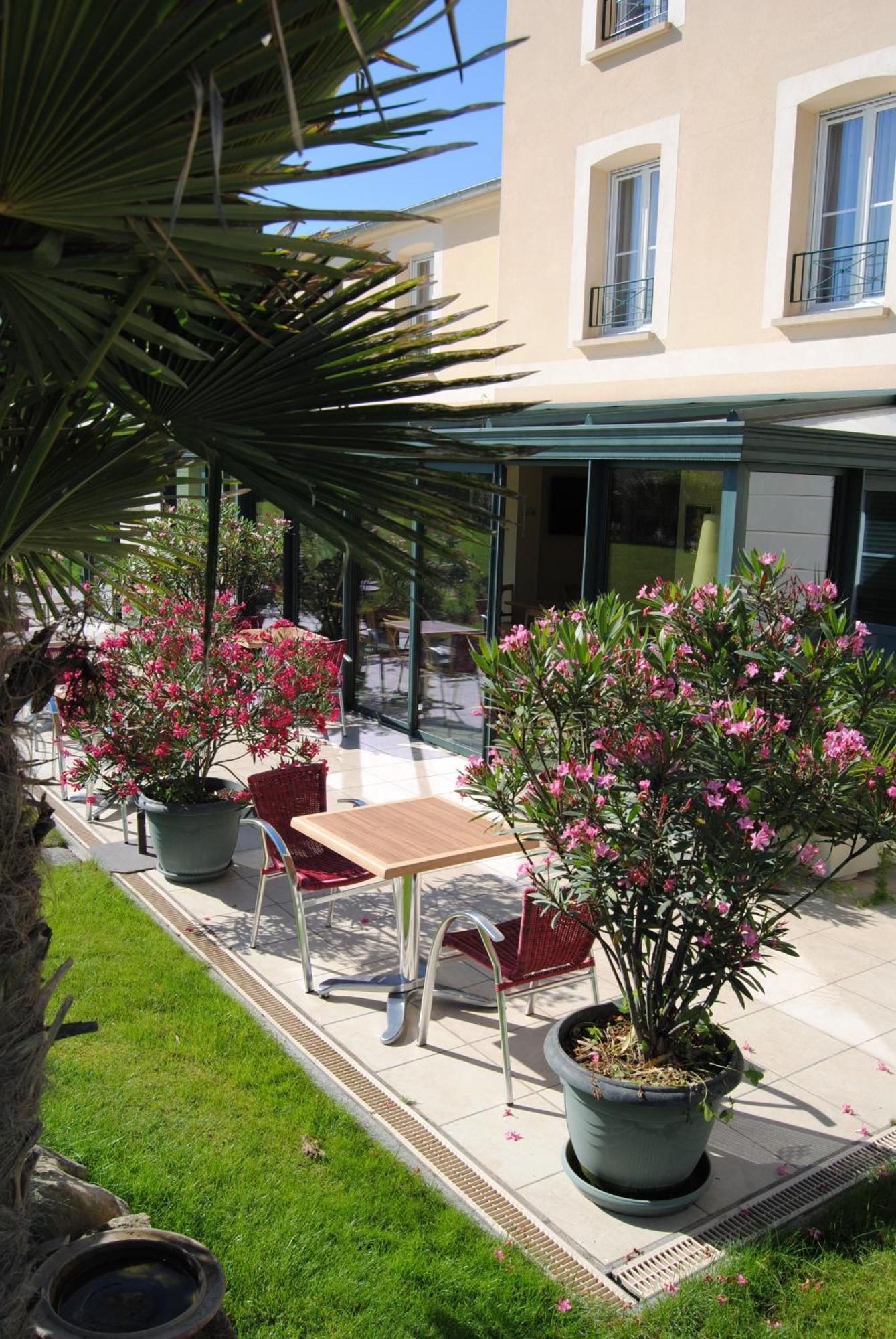 Brit Hotel Châteaudun Екстериор снимка