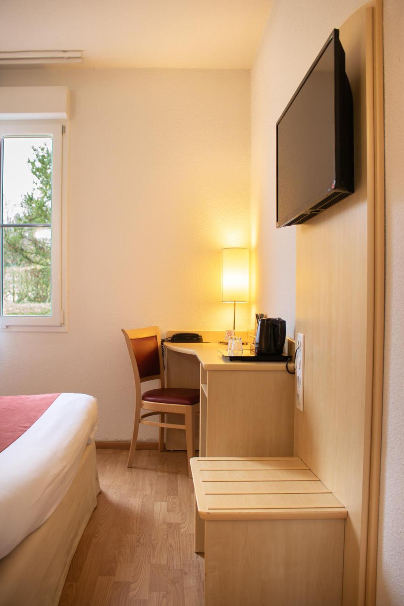 Brit Hotel Châteaudun Екстериор снимка