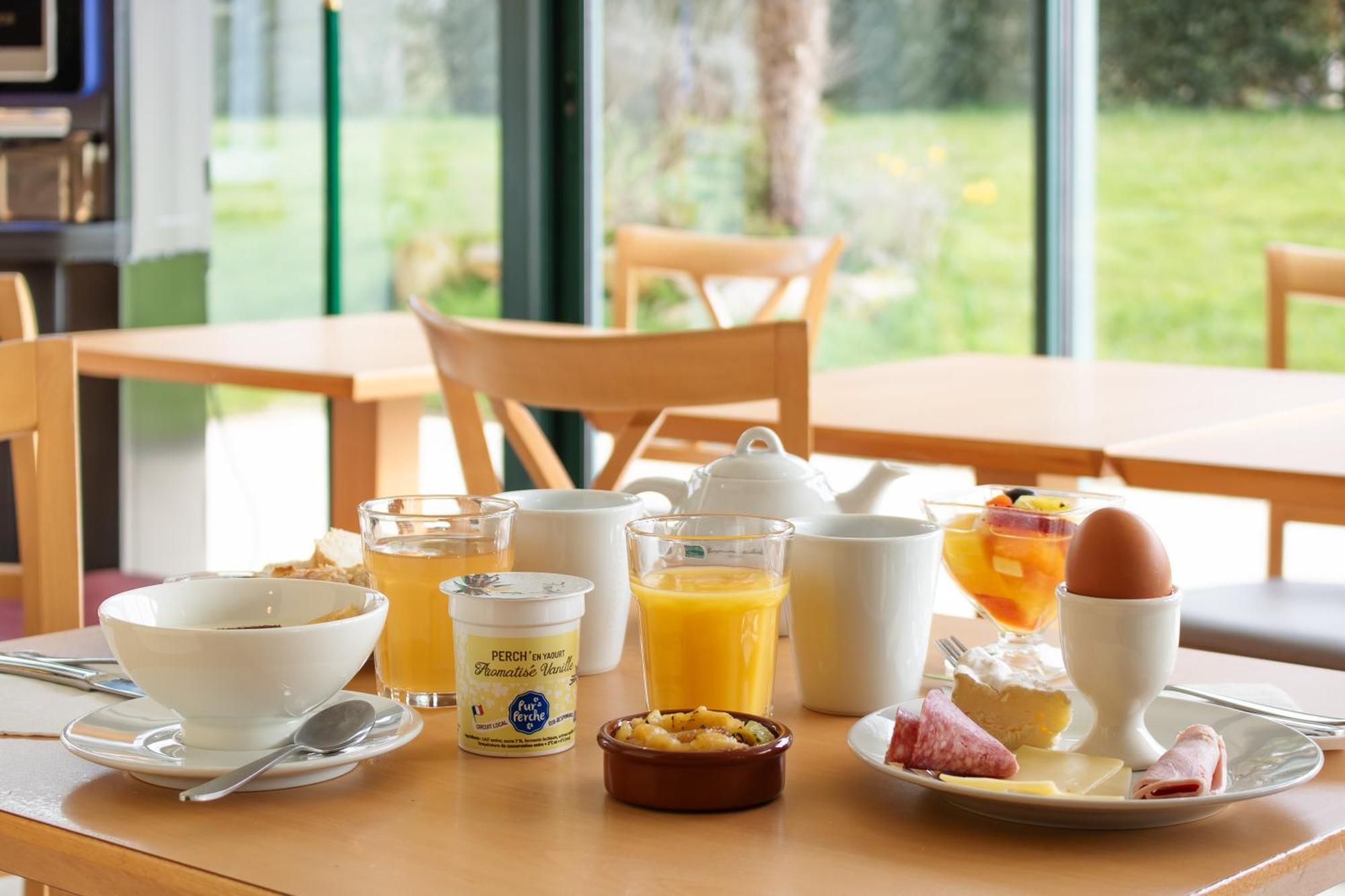 Brit Hotel Châteaudun Екстериор снимка