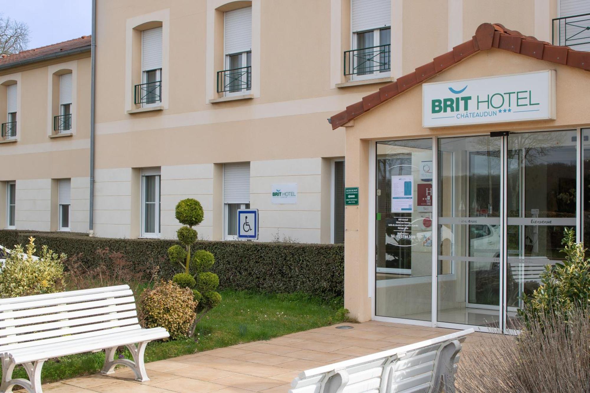 Brit Hotel Châteaudun Екстериор снимка