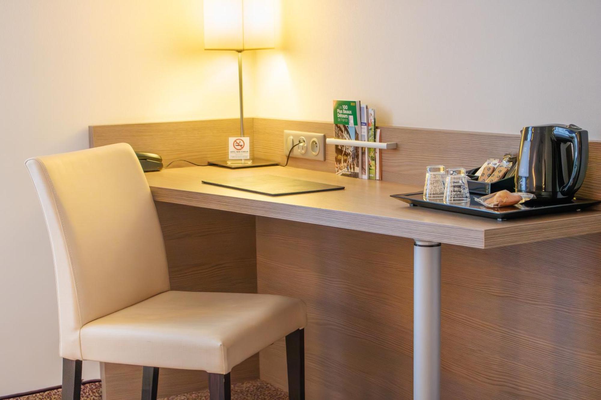 Brit Hotel Châteaudun Екстериор снимка