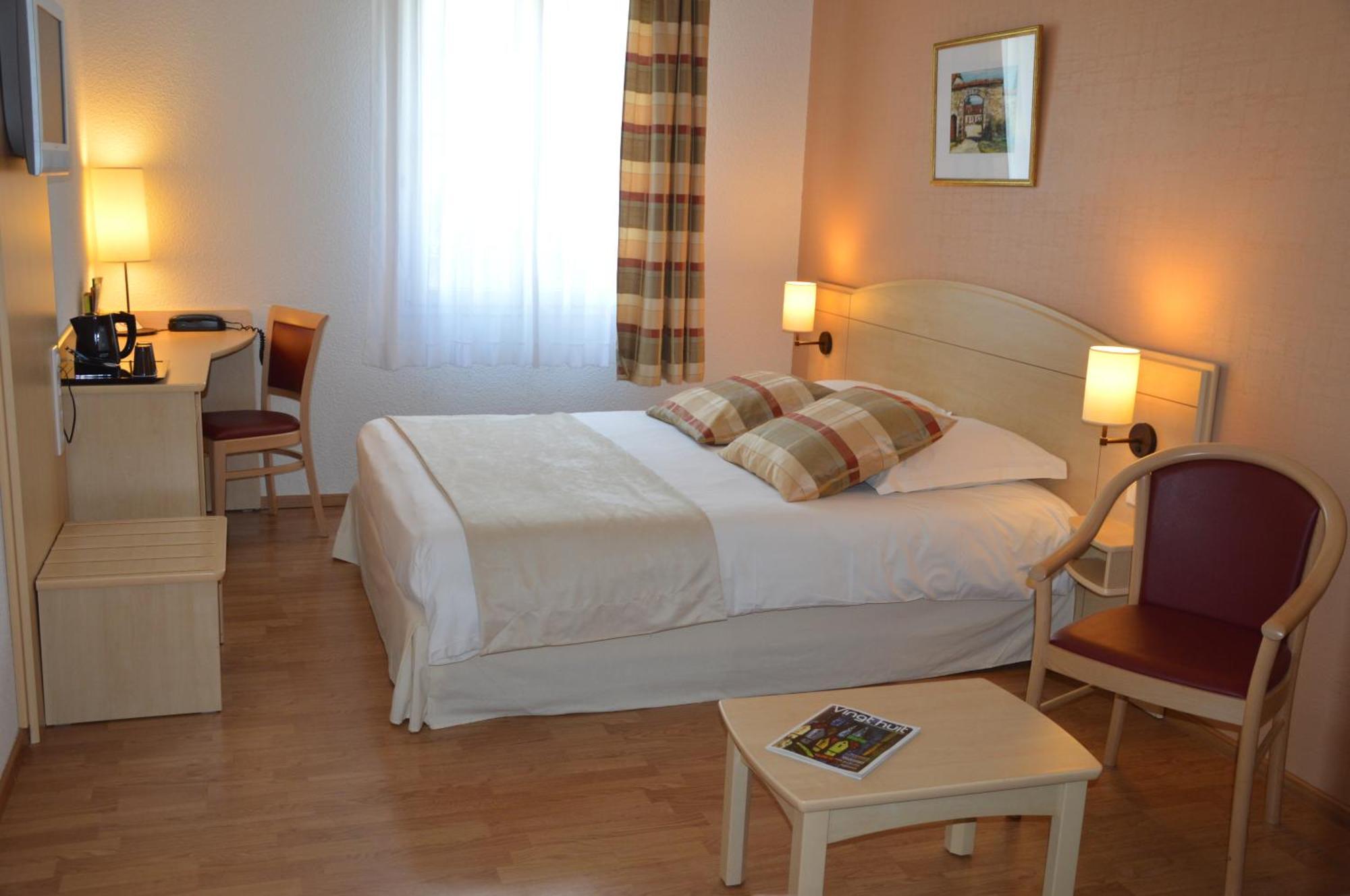 Brit Hotel Châteaudun Екстериор снимка