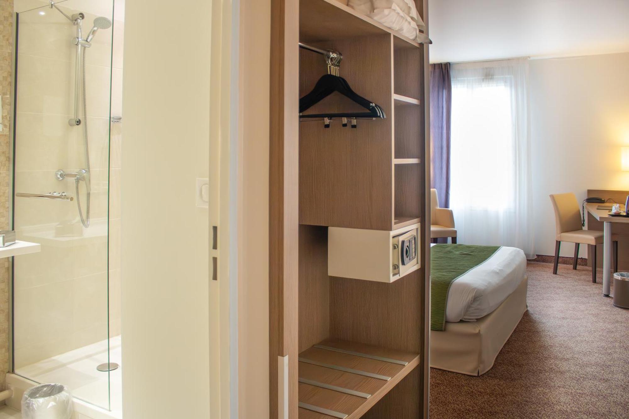 Brit Hotel Châteaudun Екстериор снимка
