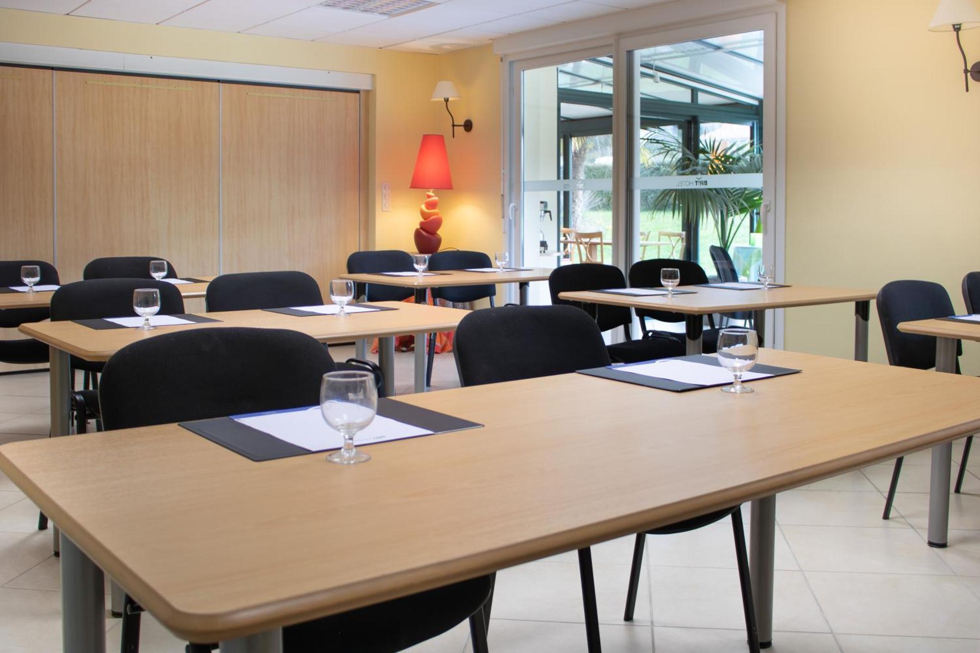Brit Hotel Châteaudun Екстериор снимка