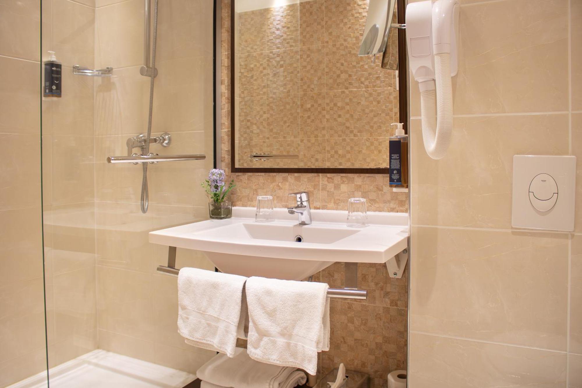 Brit Hotel Châteaudun Екстериор снимка