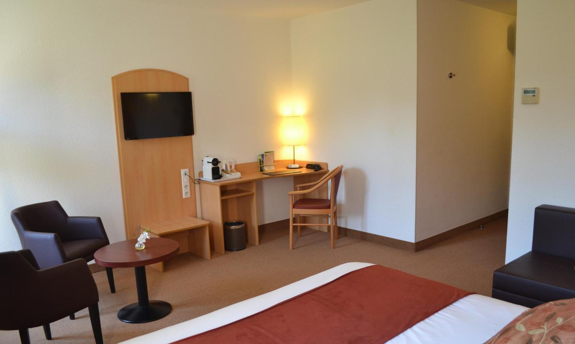 Brit Hotel Châteaudun Екстериор снимка