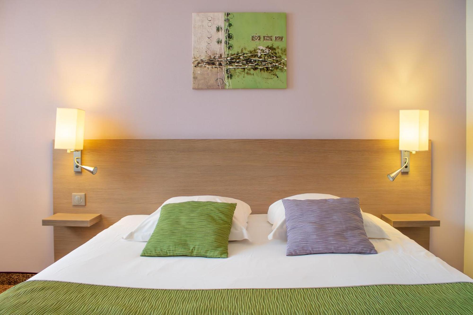 Brit Hotel Châteaudun Екстериор снимка