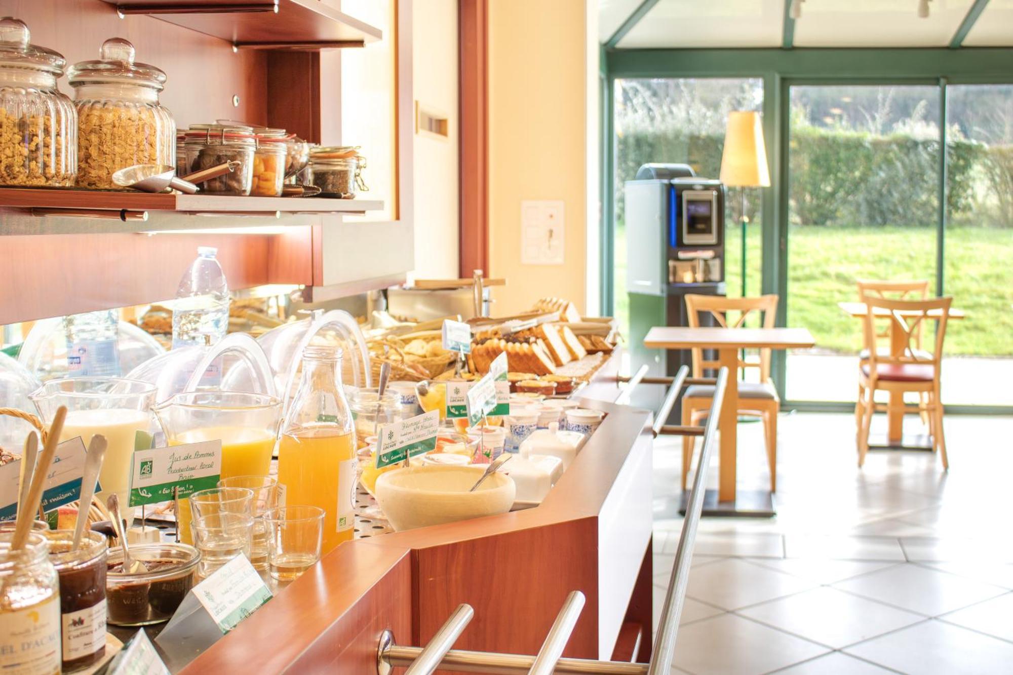 Brit Hotel Châteaudun Екстериор снимка