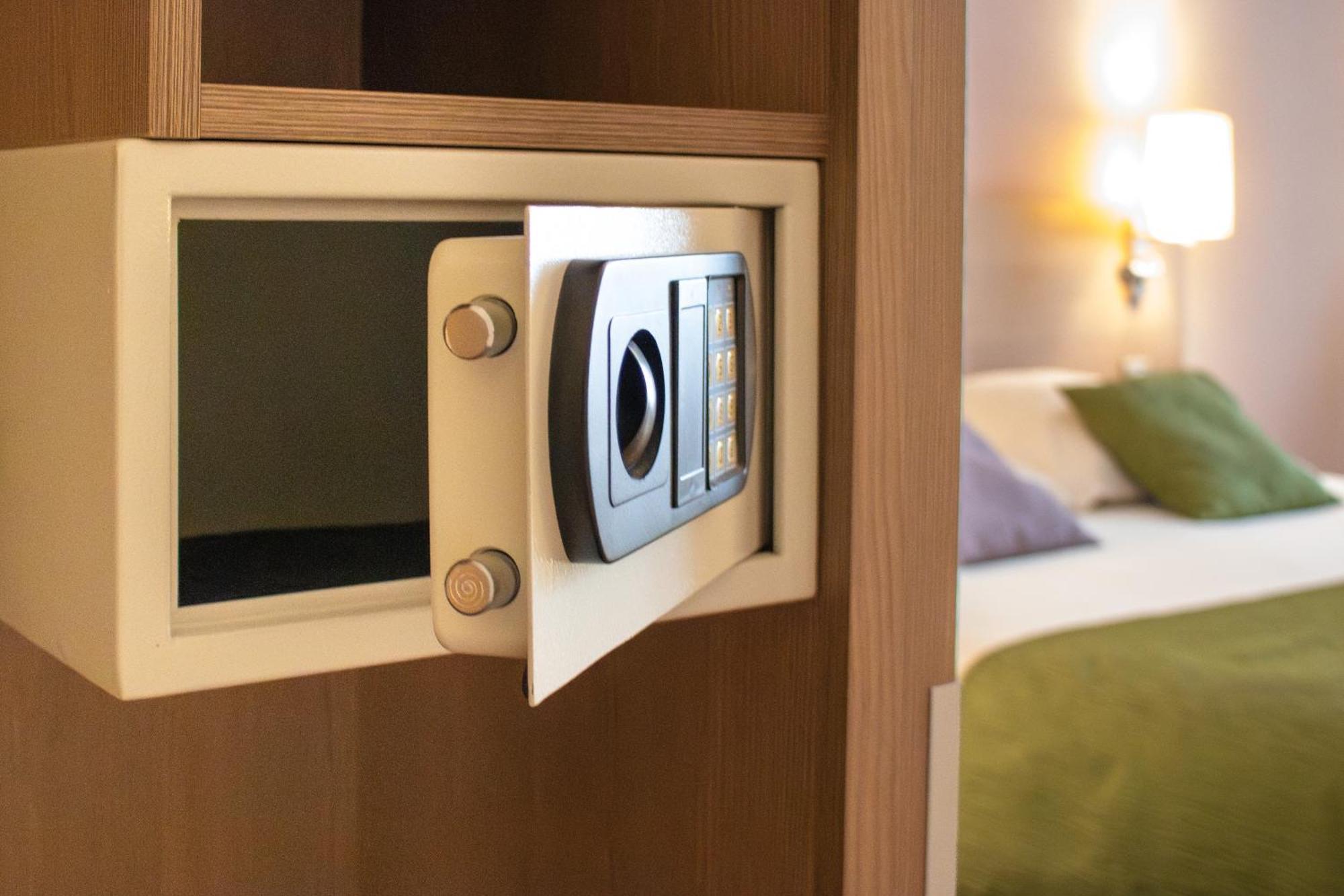 Brit Hotel Châteaudun Екстериор снимка