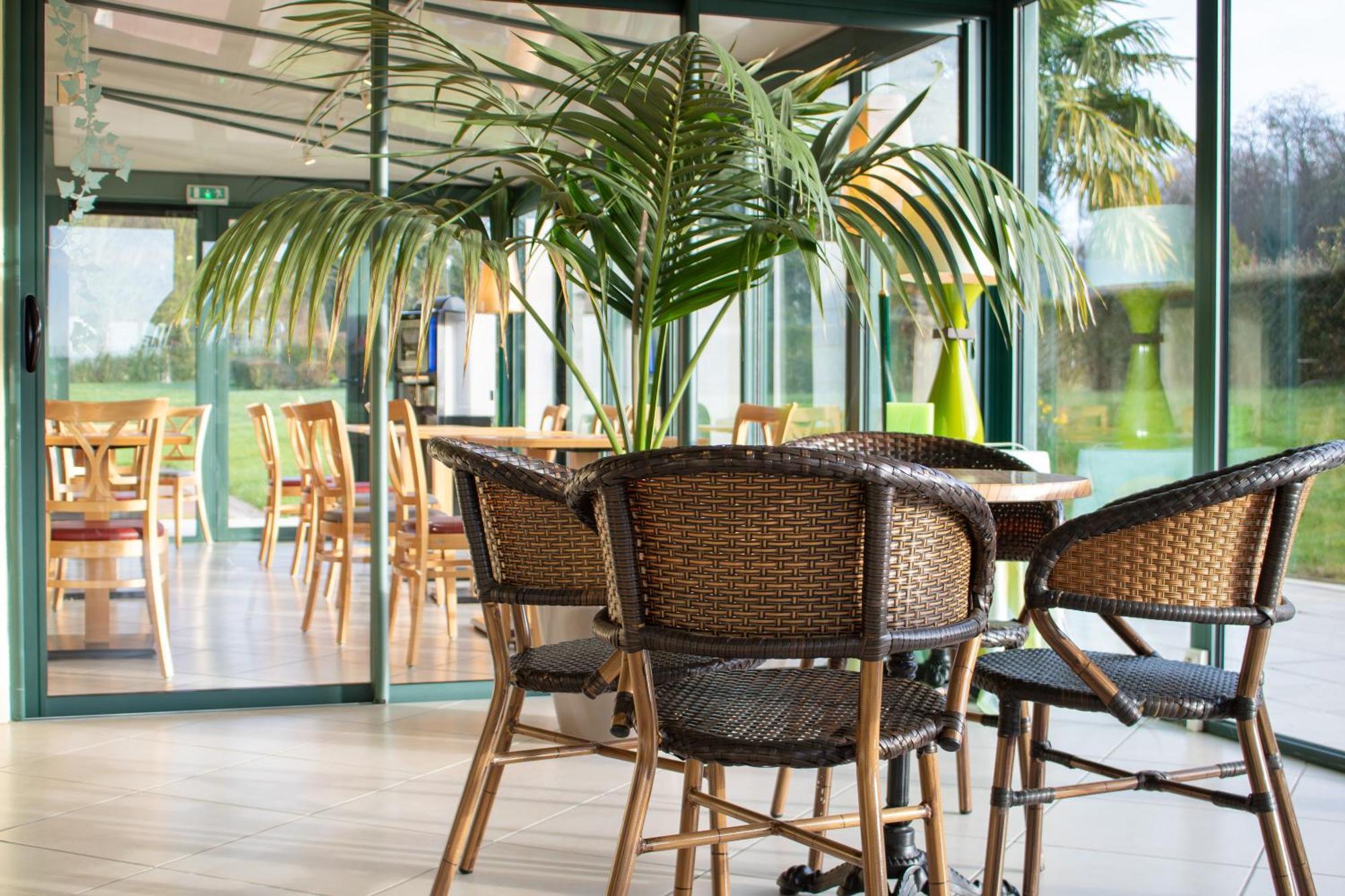 Brit Hotel Châteaudun Екстериор снимка