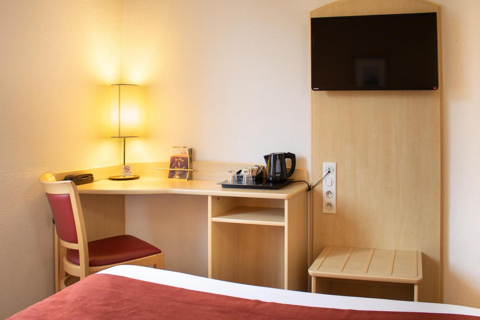 Brit Hotel Châteaudun Екстериор снимка