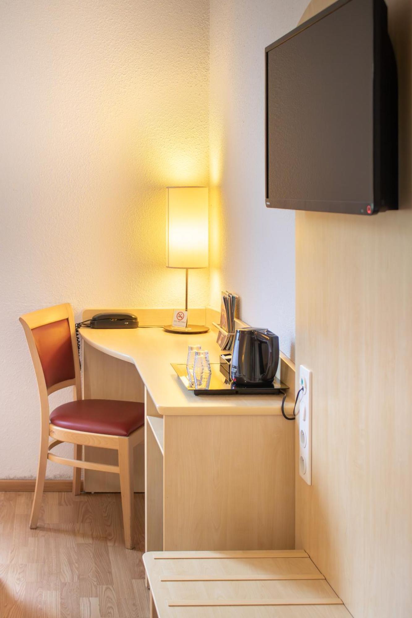 Brit Hotel Châteaudun Екстериор снимка