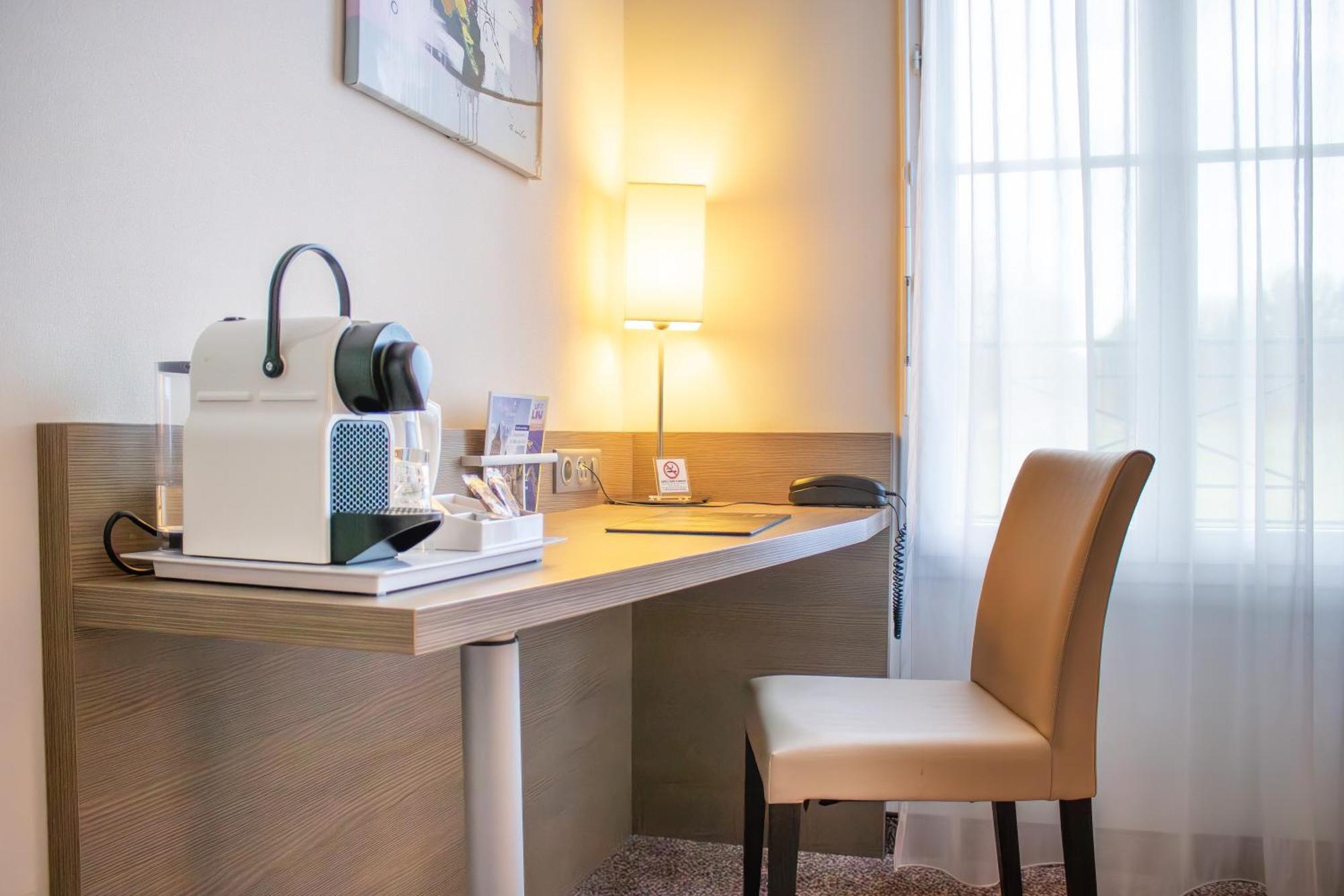 Brit Hotel Châteaudun Екстериор снимка