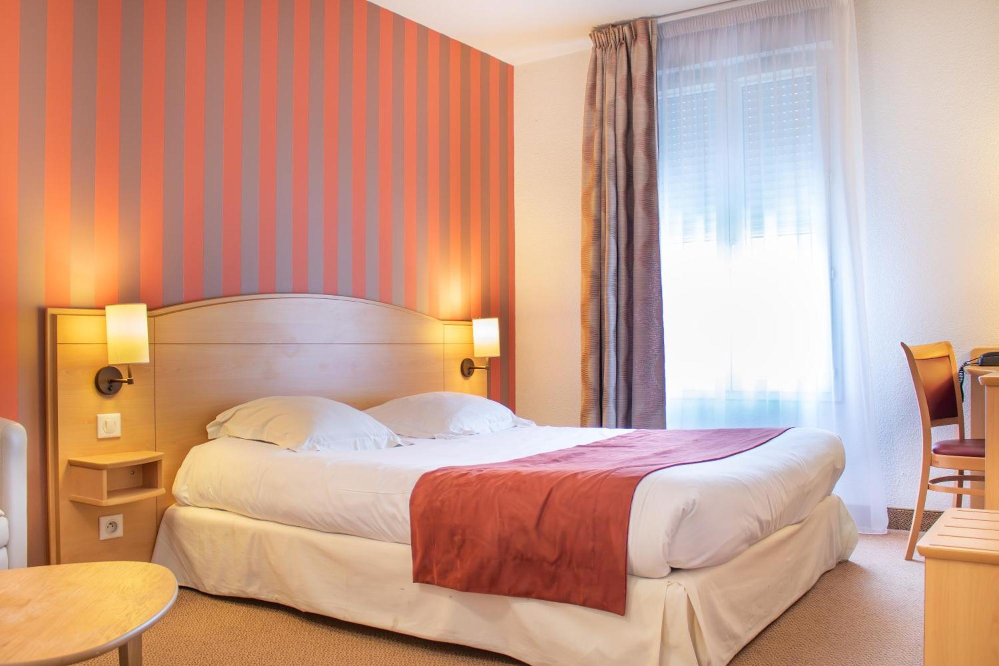 Brit Hotel Châteaudun Екстериор снимка