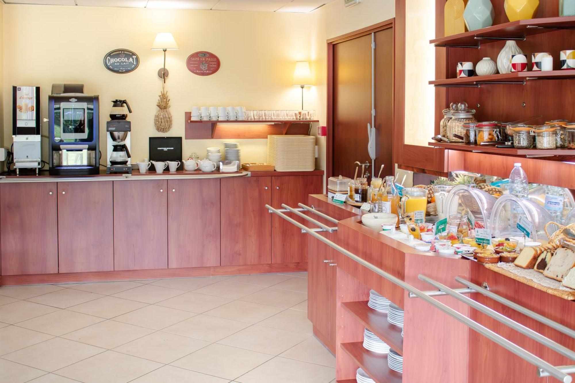 Brit Hotel Châteaudun Екстериор снимка