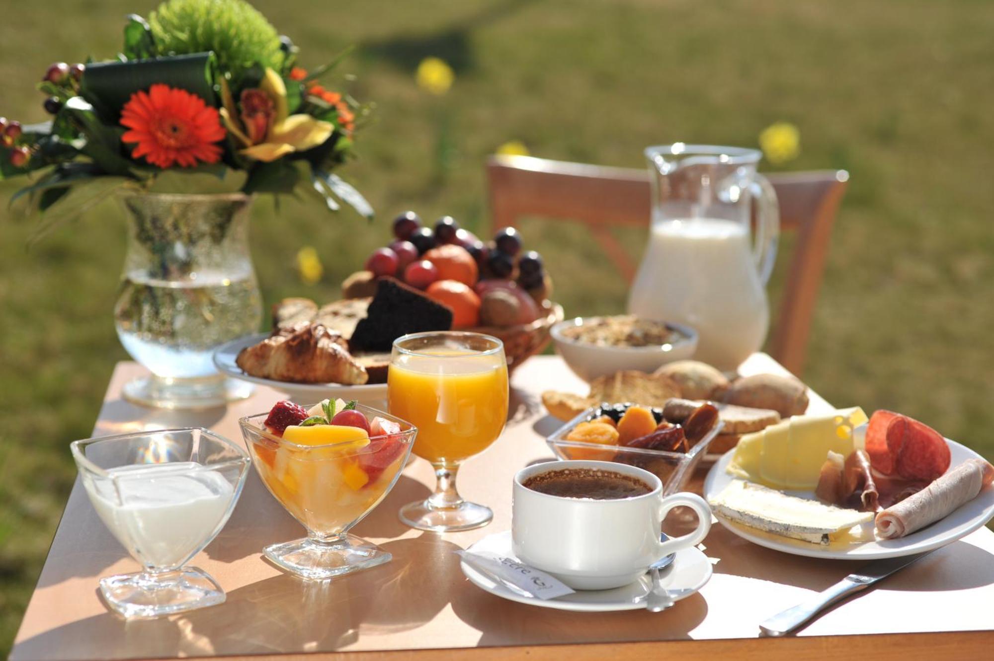Brit Hotel Châteaudun Екстериор снимка
