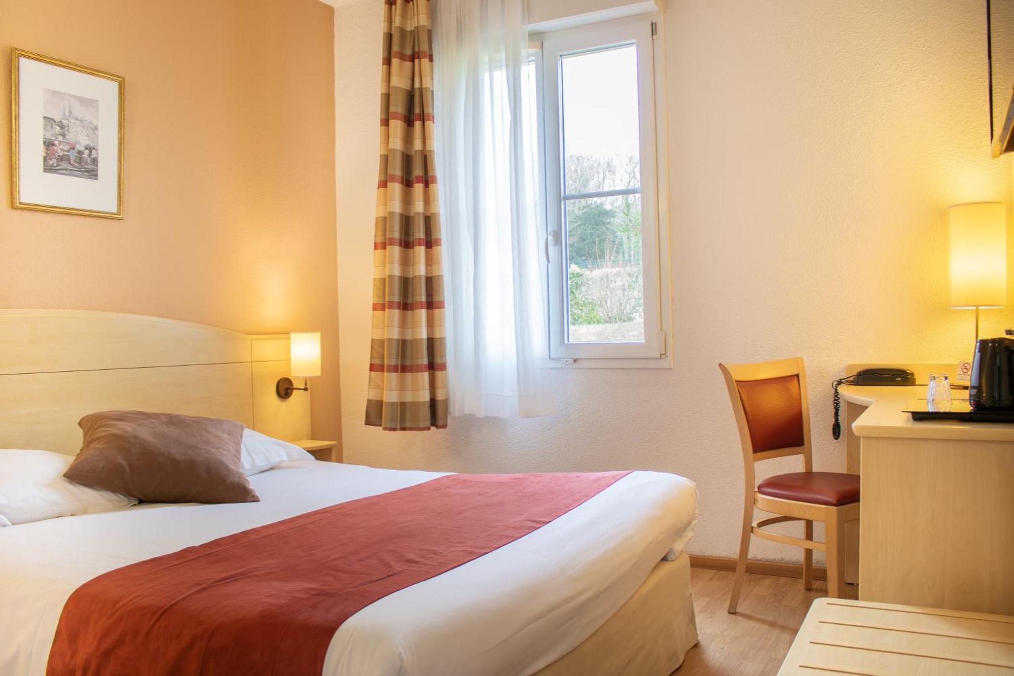 Brit Hotel Châteaudun Екстериор снимка