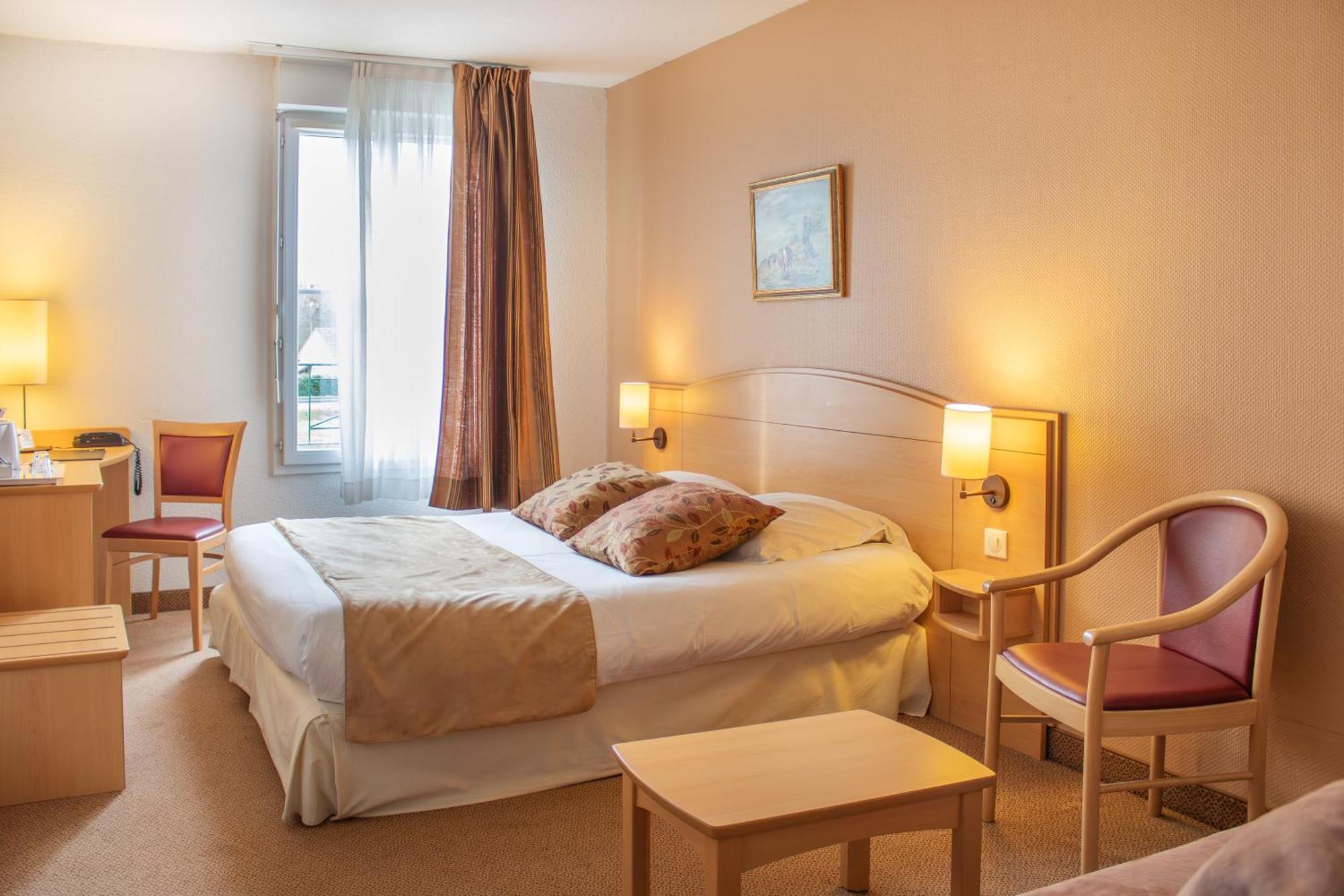 Brit Hotel Châteaudun Екстериор снимка