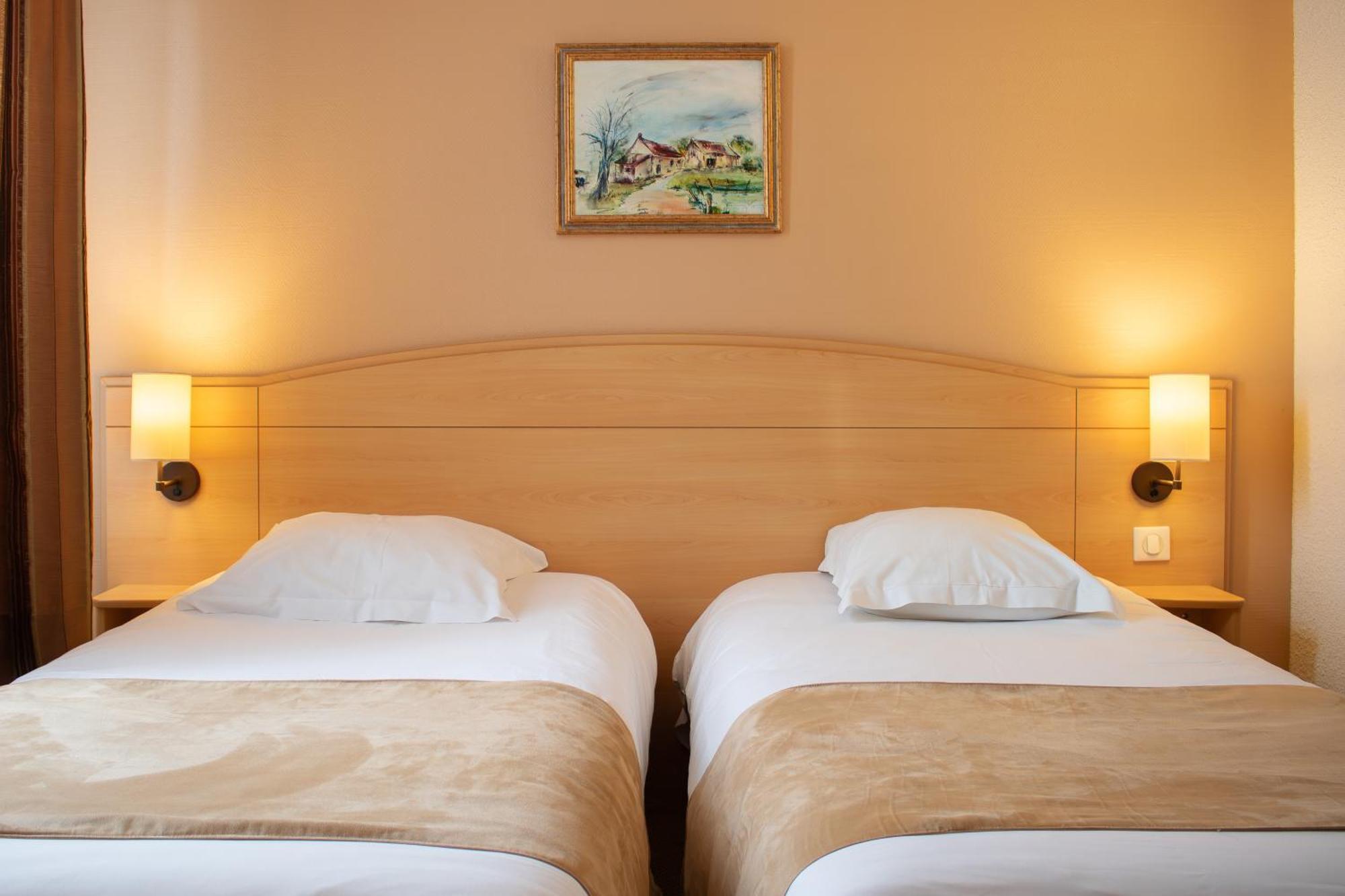 Brit Hotel Châteaudun Екстериор снимка