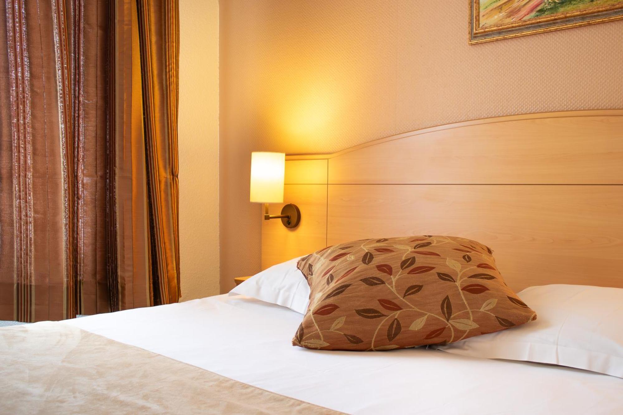 Brit Hotel Châteaudun Екстериор снимка