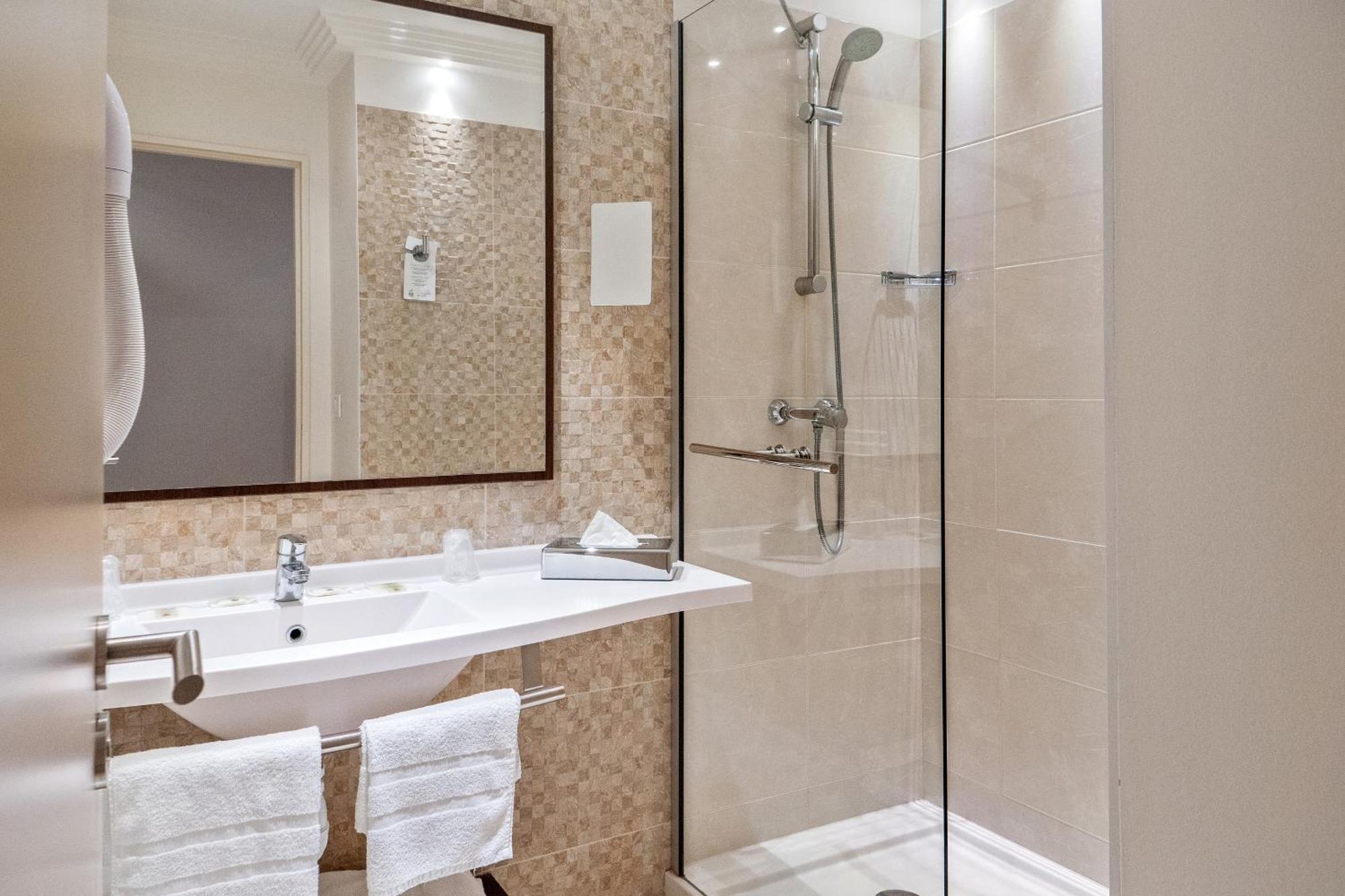 Brit Hotel Châteaudun Екстериор снимка