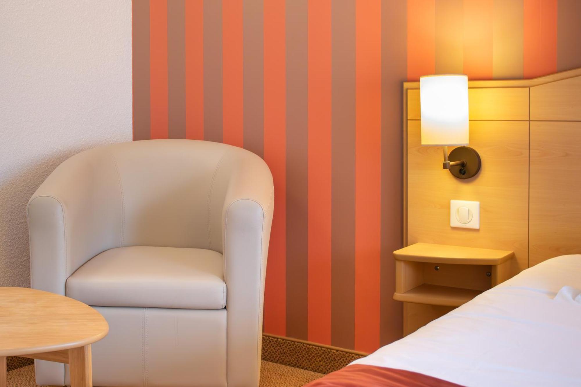 Brit Hotel Châteaudun Екстериор снимка