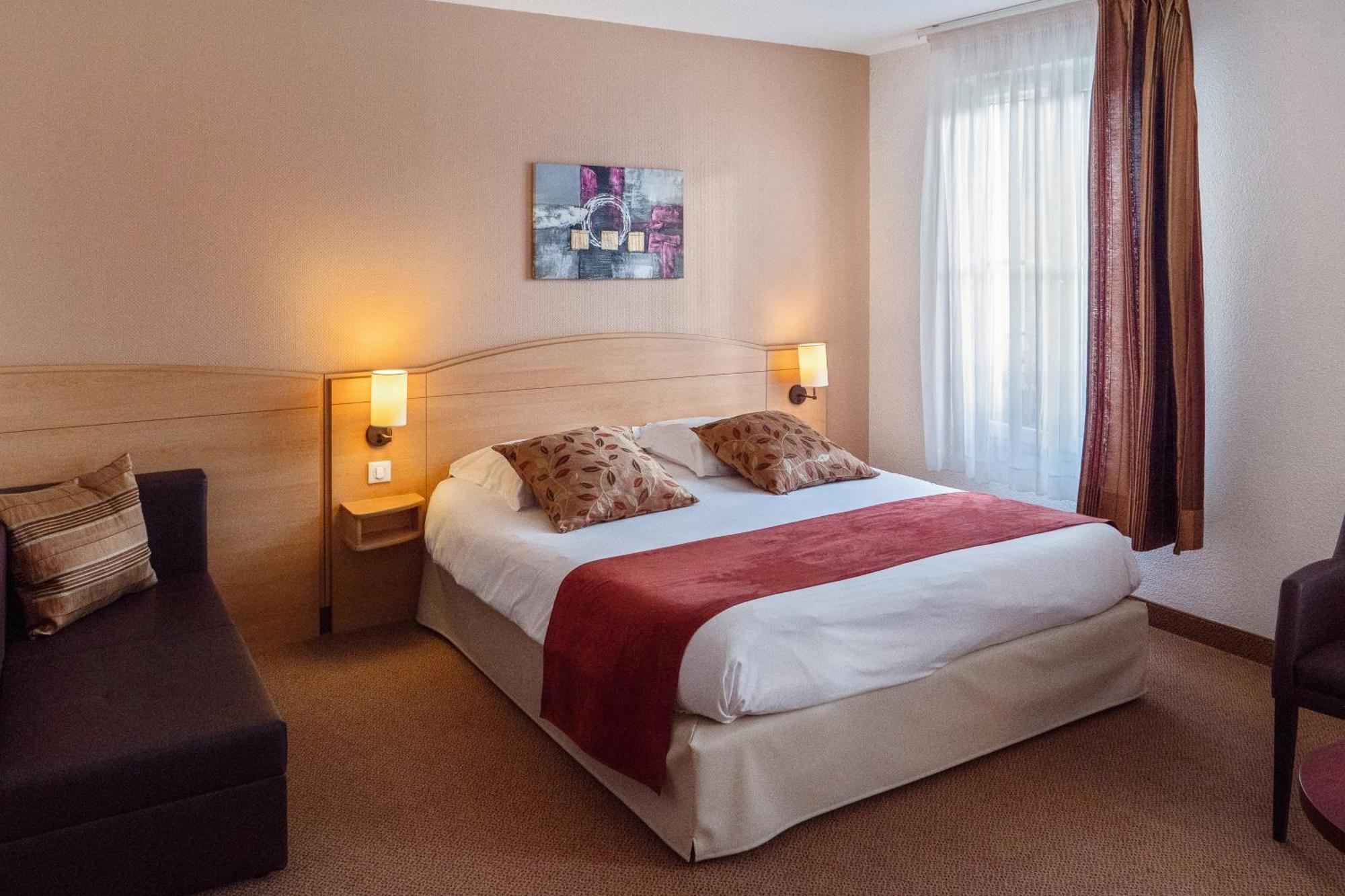 Brit Hotel Châteaudun Екстериор снимка