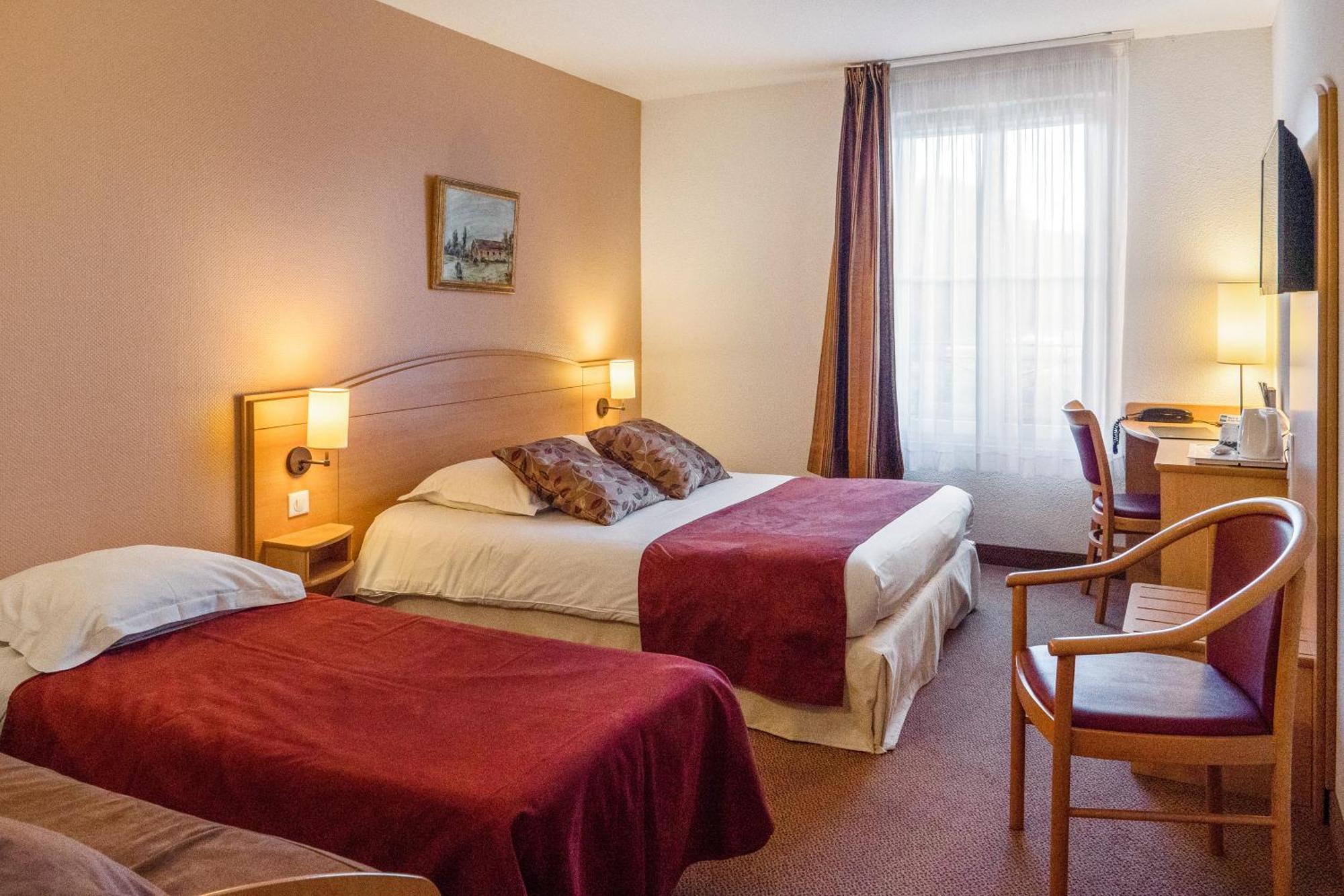 Brit Hotel Châteaudun Екстериор снимка