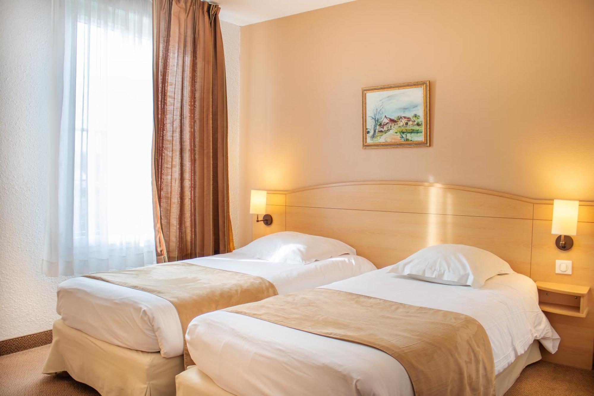 Brit Hotel Châteaudun Екстериор снимка