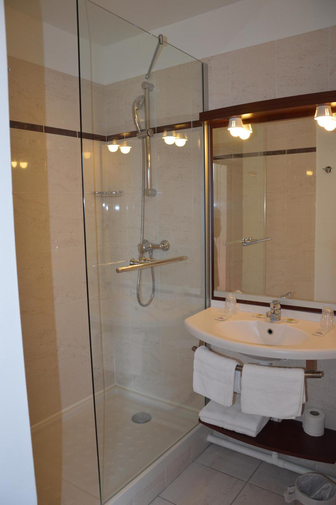 Brit Hotel Châteaudun Екстериор снимка