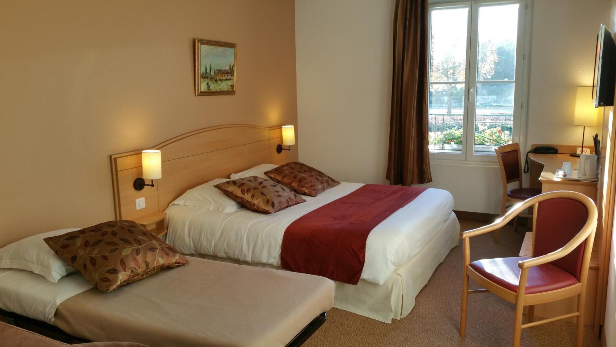 Brit Hotel Châteaudun Екстериор снимка