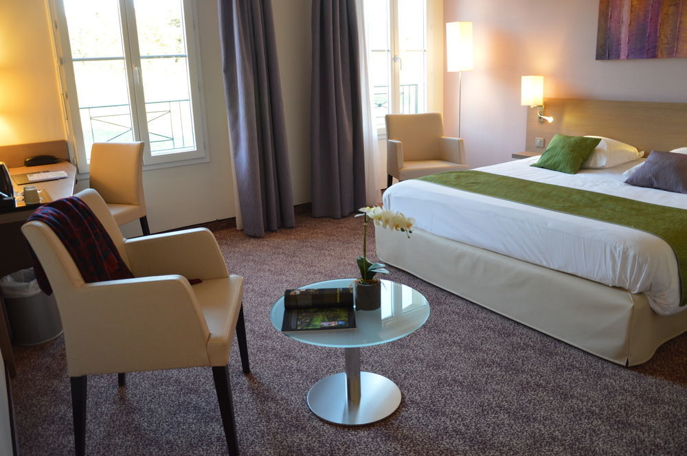 Brit Hotel Châteaudun Екстериор снимка