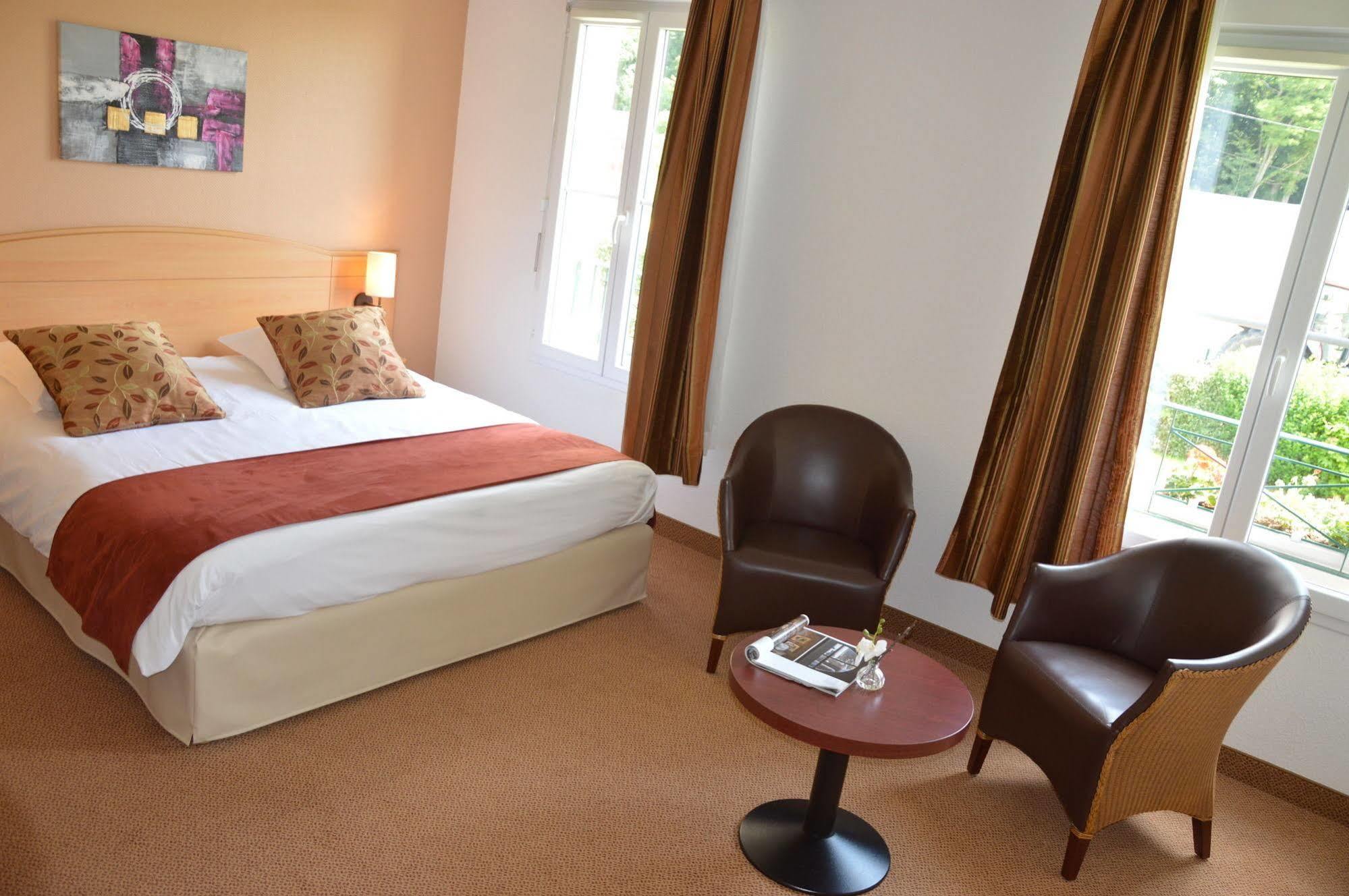 Brit Hotel Châteaudun Екстериор снимка