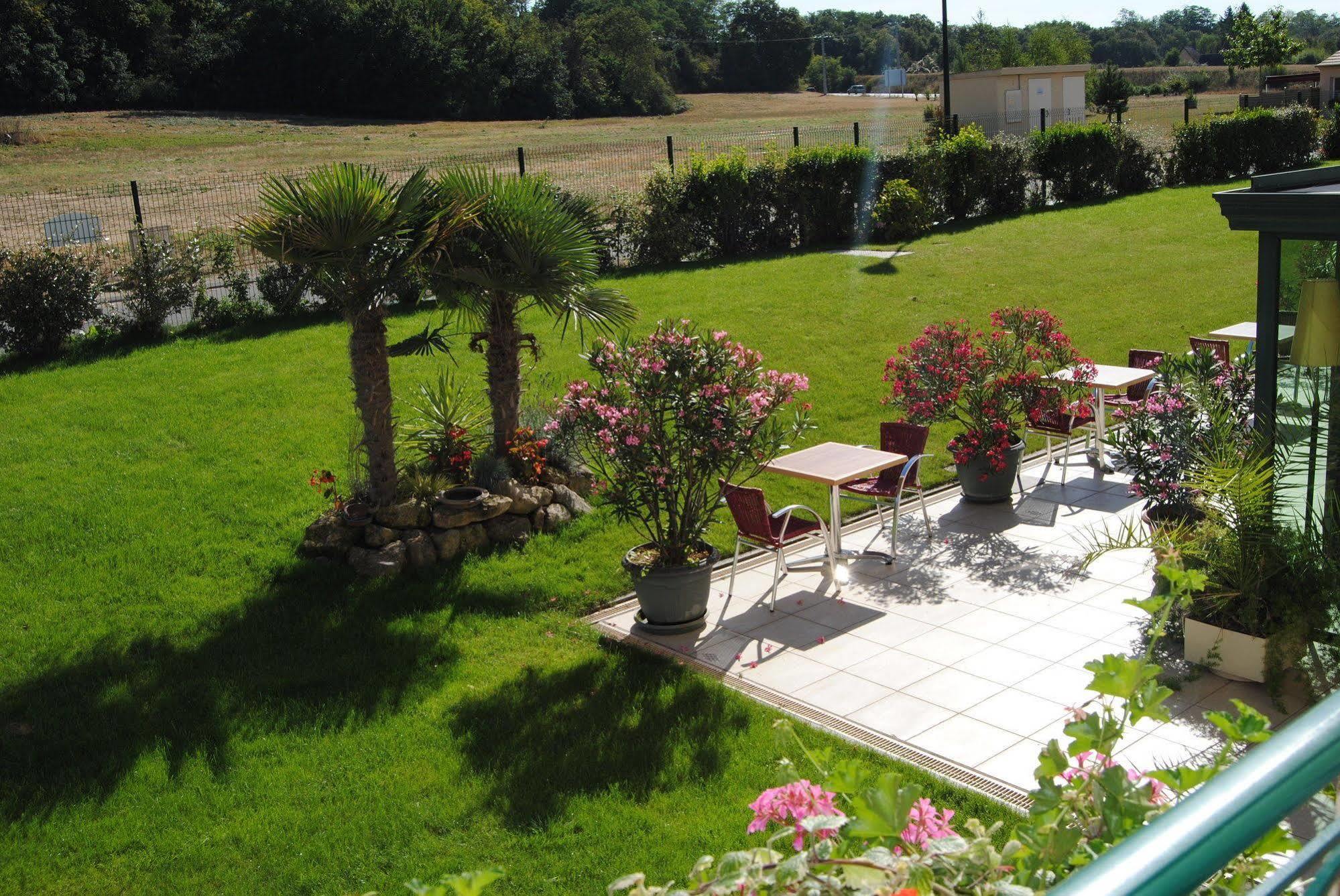 Brit Hotel Châteaudun Екстериор снимка