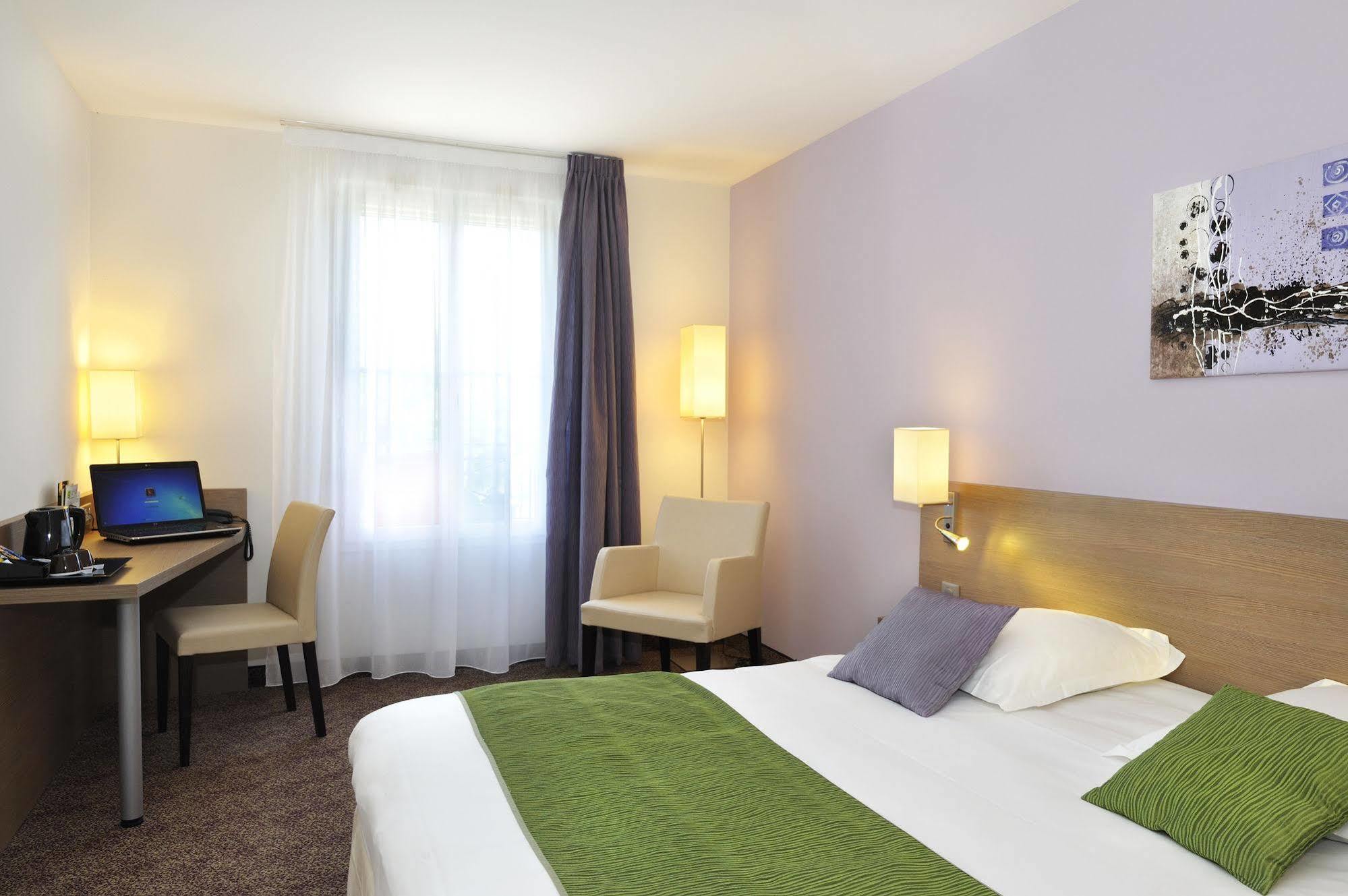 Brit Hotel Châteaudun Екстериор снимка