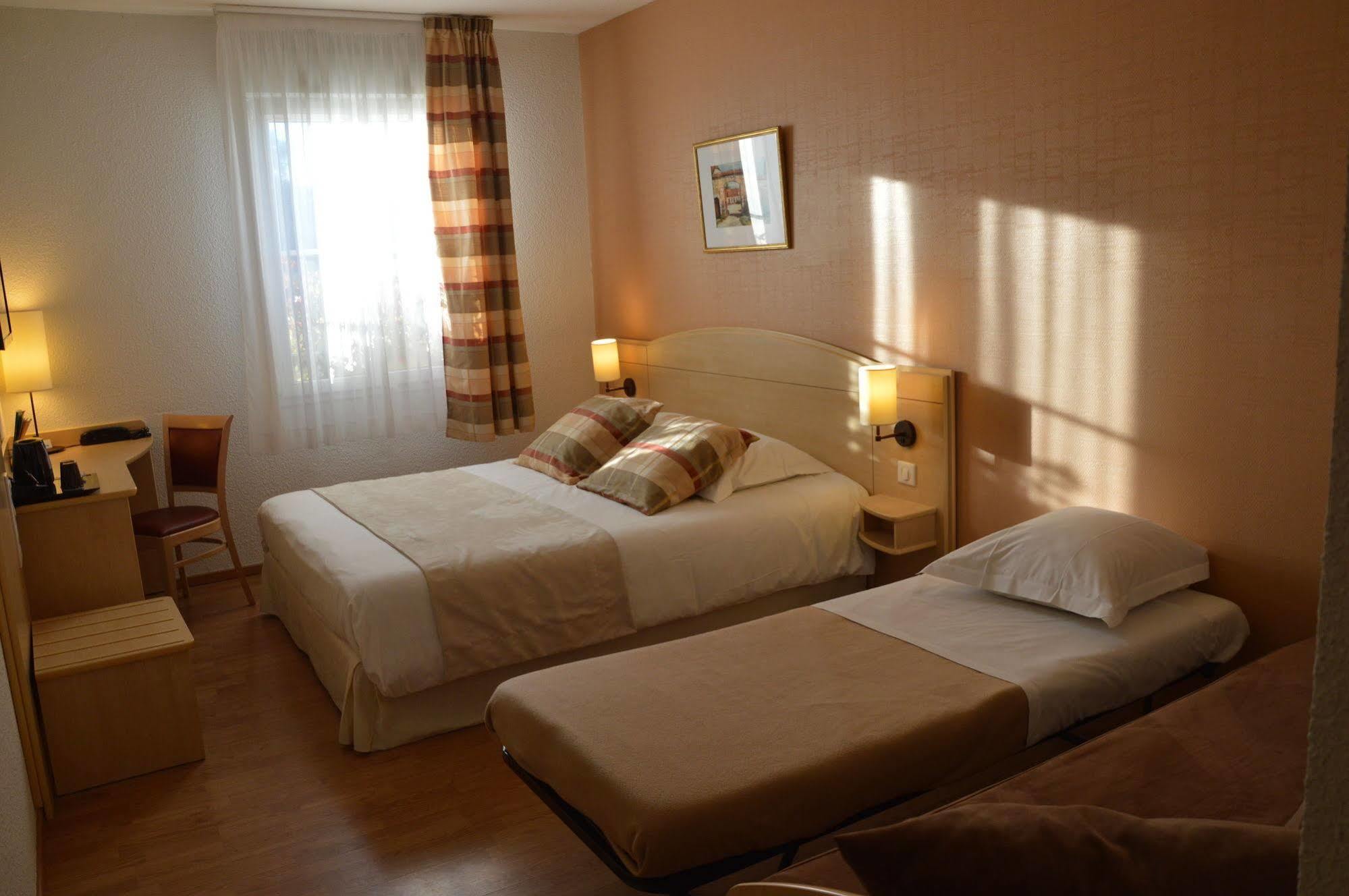 Brit Hotel Châteaudun Екстериор снимка